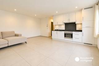 Welkom in de Sint-Alfonsusstraat 63, waar u dit instapklare en recent appartement terugvindt, pal in het centrum van Roeselare! Dankzij de centrale ligging bevinden scholen, openbaar vervoer, supermarkten, winkels en tal van andere voorzieningen zich op wandelafstand.<br /><br />In 2015 onderging het appartementsgebouw een volledige transformatie, waarbij het appartement volledig opnieuw geplaatst werd. Hierdoor geniet het appartement van hedendaags wooncomfort, een gunstig EPC-label B en een conforme elektrische installatie!<br /><br />Bij het betreden van het appartement komt u terecht in de inkomhal met afzonderlijk gastentoilet. De ruime en lichtrijke leefruimte sluit naadloos aan op de open, volledig uitgeruste keuken. Verder beschikt het appartement over een volwaardige slaapkamer en een badkamer, voorzien van een inloopdouche en wastafel.<br /><br />Op zoek naar een instapklaar appartement op een toplocatie in Roeselare? Dan is dit appartement absoluut een bezoek waard! Bovendien is dit eigendom zowel interessant voor eigen bewoning als voor investeerders.<br /><br />Interesse? Contacteer ons vandaag nog voor meer informatie of een bezoek ter plaatse.<br /><br />De vermelde prijs is een richtprijs. Elk bod, hoger of lager, wordt voorgelegd aan de eigenaar, die zich het recht voorbehoudt dit te aanvaarden of te weigeren.<br /><br />Neem voorsprong met een vrijblijvende schatting via:<br />www.residentievastgoed.be/gratisonlineschatten