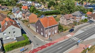 <p>Langs de Assesteenweg te Lennik (Eizeringen) bieden wij een projectgrond te koop aan voor de bouw van een meergezinswoning met een totale perceeloppervlakte van 748 m². Het terrein (momenteel nog bebouwd) ligt volgens het gewestplan in een zone voor wonen, handel en primaire weg, wat interessante mogelijkheden biedt voor ontwikkeling. Gelegen in het RUP Eizeringen is het perceel gelegen in een zone waar 3 bouw- en woonlagen mogelijk zijn. De ligging is ideaal: winkels, scholen, openbaar vervoer, een sportcentrum, een station en de invalswegen naar de snelweg bevinden zich allemaal op wandel- of fietsafstand. Zo combineert u de groene ligging van Lennik met een vlotte bereikbaarheid naar Brussel en omliggende gemeenten. Afbraak en heropbouw aan 6%BTW mogelijk, indien voldaan wordt aan de gekende voorwaarden! Interesse in dit veelzijdige perceel? Neem contact op met Vincent voor meer informatie of een plaatsbezoek! Stedenbouwkundige inlichtingen en maatregelenregister in aanvraag. </p>