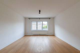 Op een steenworp van het station, winkels en scholen vinden we dit recente appartement met drie slaapkamers en terras. Een aangename thuis voor wie graag geniet van het stadsleven, met alle dagelijkse voorzieningen op wandelafstand.<br /><br />Bij het binnenkomen van het appartementsgebouw is er een verzorgde inkomhal met een <strong>gemeenschappelijke fietsenberging</strong>: handig voor wie zich graag vlot en duurzaam door de stad verplaatst. Via een trap komen we aan de achterkant van het gebouw waar de terrassen zich bevinden. <br /><br />Het appartement van 97 m² opent met een ruime eetruimte die mooi overgaat in de lichtrijke leefruimte. Het open zicht aan de overzijde van de straat zorgt hier voor een <strong>aangenaam gevoel van ruimte en licht</strong>. Aansluitend bevindt zich de keuken, ingericht met alle hedendaagse comfort. De praktische berging biedt extra opbergruimte en aansluitend is er een apart gastentoilet.<br /><br />Op de eerste verdieping bevinden zich twee slaapkamers en de badkamer. Deze laatste is uitgerust met een ruime inloopdouche. De bovenste verdieping herbergt nog een derde slaapkamer onder het dak, die zich eveneens uitstekend leent als <strong>bureau, hobbyruimte of logeerkamer</strong>.<br /><br />De recente afwerking volgens hedendaagse normen, de centrale ligging en de aanwezigheid van <strong>drie slaapkamers</strong> maken van dit appartement niet alleen een fijne eigen woonplek, maar ook een <strong>interessante investering</strong>.<br /><br />Hebt u vragen of wilt u eens komen kijken? Neem dan contact op via laurens@claves.be of op het nummer 0476 21 35 46. 