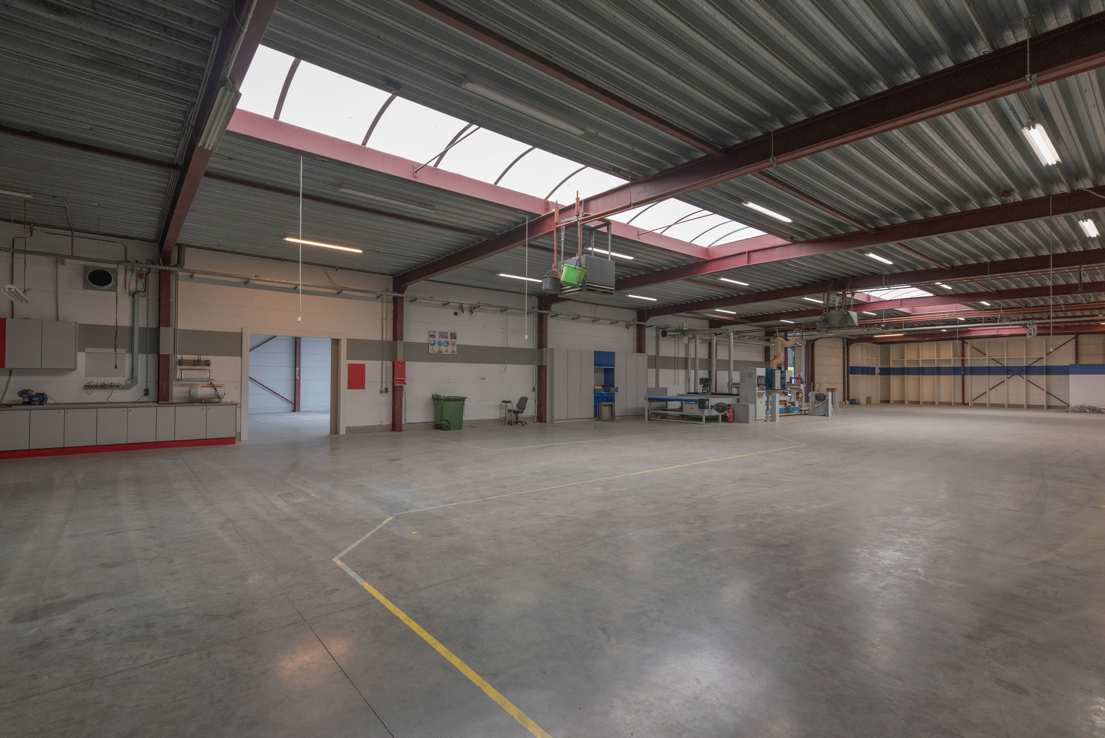 Showroom + opslag/werkplaats + woonst vlakbij E313 - foto 4