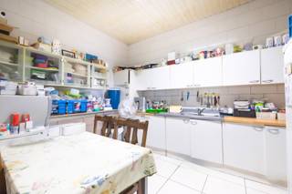 Anderlecht – Close to the West Station, this beautiful building consists of 5 dwellings – Urban zoning: ‘Single-family house’. It has a surface area of ± 290 m² and is in need of complete renovation. The property is vacant on the ground floor and the rented floors offer a rental income of ± 27,000 EUR/year. Opportunities offering numerous possibilities. Urban planning designation: ‘Single-family home’. A must-see! PEB: D to G