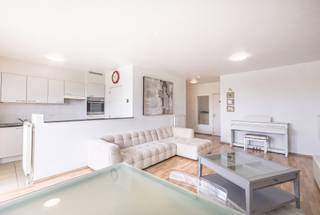 <p>Ontdek in het complex Collins House dit mooie appartement van ± 98 m² in goede staat, gelegen op de 4e verdieping, dat modern comfort combineert met veel lichtinval<br />De woonruimte maakt meteen indruk met zijn grote, lichte woonkamer, ideaal om gasten te ontvangen of te ontspannen, met toegang tot een mooi terras (± 10 m²) dat perfect is om buiten te genieten. De open, volledig ingerichte keuken sluit naadloos aan op de woonruimte en zorgt voor een gezellige sfeer. 🌿<br />Het slaapgedeelte bestaat uit twee comfortabele slaapkamers, een badkamer en een praktische wasruimte. Een hal met toilet maakt het geheel compleet.<br />Pluspunt in de stad: een kelder (-1.12) en een parkeerplaats „-2.43“ (+ 20.000 €) VERPLICHT.<br /> 📍Gelegen aan een levendige verkeersader, dicht bij winkels, openbaar vervoer en hoofdwegen, combineert dit appartement bereikbaarheid en levenskwaliteit in een wijk die volop in ontwikkeling is.<br /><br />Momenteel verhuurd voor 1.098 €/maand – huurovereenkomst van 9 jaar vanaf 15/11/2013 🔑<br />Kosten: ± 157 €/maand<br />EPB: B- 🌱<br />Afmetingen ter indicatie.</p>