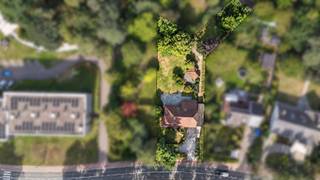 br&amp;gt;Bent u op zoek naar een charmante woning met karakter, ruimte én mogelijkheden? Dan is deze woning zeker een bezoek waard. De woning bevindt zich in een rustige en aangename omgeving en staat op een mooi perceel van maar liefst 1.410 m². <br />U kan genieten van een vlotte verbinding naar de omliggende gemeenten. Dankzij de goede bereikbaarheid zijn zowel het centrum van Mol en belangrijke verbindingswegen vlot bereikbaar.<br />U woont hier rustig en groen, terwijl winkels, scholen, dagelijkse voorzieningen en ontspanningsmogelijkheden zich op wandelafstand bevinden.<br /><strong>Troeven:</strong>
<ul><li>Karaktervolle en charmante woning</li><li>Ruim perceel van 1.410 m²</li><li>Ruime, aangelegde tuin</li><li>3 slaapkamers, waarvan 1 gelijkvloers</li><li>Extra polyvalente ruimte op het gelijkvloers, mogelijkheid om deze ruimte in te vullen volgens eigen wensen</li><li>Instapklaar met nog mogelijkheden om verder naar eigen smaak aan te passen</li><li>EPC-label C (236 kWh/m²) - geen renovatieverplichting</li><li>Rolluiken aanwezig</li><li>Rustige en aangename woonomgeving</li><li>Vlotte bereikbaarheid (Zuiderring N71 nabij)</li><li>Ideale combinatie van wooncomfort, ruimte en mogelijkheden</li></ul>
Een woning met karakter, een uitzonderlijk ruim perceel en vooral heel wat potentieel. Kom zelf de charme, ruimte en mogelijkheden van deze woning ontdekken.
