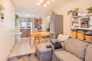 Dit recent appartement omvat 2 slaapkamers aan de achterkant van het gebouw, badkamer voorzien van alle comfort, een apart toilet, leefruimte met aansluitend een ingerichte open keuken, bergruimte met aansluiting voor wasmachine en droogkast en terras aan de voorzijde. <br /><br />Door de centrale ligging zijn invalswegen scholen winkels en openbaar vervoer vlakbij! <br />Provisie gemeenschappelijke kosten: € 50/maand<br />Beschikbaar vanaf: 1 januari 2026!