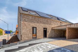 Verkoop onder registratierechten !<br /><br />Dit uitzonderlijk ruime appartement combineert comfort, energiezuinigheid en een hoogwaardige afwerking. Via de privatieve inkom betreedt u een lichtrijke leefruimte met open keuken, afgewerkt met kwaliteitsmaterialen en voorzien van ingemaakte maatkasten. De drie volwaardige slaapkamers bieden tal van indelingsmogelijkheden, ideaal voor gezinnen, thuiswerk of logeerkamers. De twee badkamers zijn modern ingericht en uitgerust met hedendaags comfort.<br /><br />Dankzij het BEN-concept geniet u van een zeer gunstig E-peil, met vloerverwarming, warmtepomp, ventilatiesysteem type D en zonnepanelen, wat resulteert in een uiterst lage energiekost. Het appartement beschikt bovendien over een aangenaam terras en een privatief tuintje, perfect om in alle rust buiten te genieten. Tot slot is er een carport en is er plaats voor 2 wagens.<br /><br />Met een bewoonbare oppervlakte van 145 m² biedt deze woonst bijzonder veel ruimte. De ligging is uitstekend, vlakbij alle voorzieningen en met een vlotte verbinding naar de oprit van de E314.