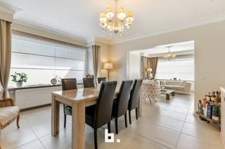 Op deze uiterst rustige ligging te Ledegem vinden we deze ruime instapklare woning.🔹 GelijkvloersVia de ruime inkomhal komen we in de lichtrijke...