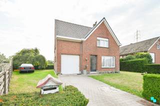 Ontdek deze open bebouwing met vier slaapkamers en een inpandige garage, gelegen op een zuidoost gericht perceel van 715 m², beschikkende over...