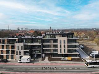 Residentie Estée is gelegen aan de Noorweegse Kaai in Brugge, vlakbij de Dampoort met prachtig zicht op de Damse Vaart.<br /><br />De historische Brugse binnenstad en het openbaar vervoer liggen in de directe nabijheid waardoor de residentie vlot bereikbaar is. <br />De ruime en standingvolle luxe-nieuwbouwappartementen zullen stuk voor stuk voorzien worden van alle moderne technieken en worden afgewerkt met uiterst duurzame kwaliteitsmaterialen. Ieder appartement geniet een prachtig ruim terras met zicht op het water of zicht op de groene omgeving. De centrale ligging en de ruime en luxueuze opvatting van het ontwerp dragen bij tot een aangenaam wonen of een interessante investering.<br /><br />Appartement 12 bus 00.01: <br />Inkomhall voorzien van vestiaire, open keuken met leefruimte met toegang tot ruim terras (26 m²) en tuin, aparte berging, gastentoilet, badkamer voorzien van dubbele lavabo en douche, 2 ruime slaapkamers met terras (8 m²).