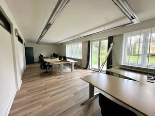 Instapklaar kantoor met terras en parking in hartje EdegemAan de Boniverlei 170 in Edegem vinden we dit volledig gerenoveerde handelspand/kantoor,...