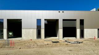 Nieuwbouw KMO-unit met een oppervlakte van 288 m² en 2 privatieve parkeerplaatsen te koop. Strategisch gelegen in de gouden driehoek Antwerpen...