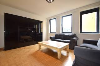 Het appartement is gelegen op unieke locatie in Gent centrum aan het <strong>Sint-Michielsplein</strong>. Hierdoor geniet u van tal van winkels, eetgelegenheden, het openbaar vervoer en al het moois dat Gent te bieden heeft op wandelafstand. U staat zo op de Korenmarkt, de Gras- en Korenlei en ook de Poel als centraal punt. Bijkomend geniet u van korting voor het parkeren van de wagen in de Sint-Michiels parking. <br /><br />Via de lift of trappenhal gaat u naar het tweede verdiep waar u het appartement binnengaat via een inkomhal voorzien van vestiaire kast en apart toilet. Verder komt u in de woonkamer met aanpalende<strong> open keuken</strong> en een aparte bergruimte met voorziening voor wasmachine. De keuken is voorzien van oven, vaatwasmachine, ijskast met diepvriesvak en kookplaat. Er is <strong>één slaapkamer </strong>met ingebouwde kasten en een <strong>en-suite badkamer</strong> met ligbad en lavabomeubel.  <br /> 
<ul>
	<li><strong>EPC label B</strong></li>
	<li>De meubels aanwezig op de afbeeldingen zijn inbegrepen in de verhuur</li>
	<li>Beschikbaar vanaf <strong>01 augustus 2026</strong>. </li>
	<li>Huurprijs <strong>875,00 euro/ maand</strong> + gemeenschappelijke kosten <strong>75,00 euro/ maand</strong></li>
</ul>
<strong>Bezoekmoment enkel op afspraak op 29/06 in de namiddag</strong><br /><br />Wenst u graag een bezoek aan dit appartement? Aarzel niet om Olivier te contacteren via olivier@convas.be of via het contactformulier.