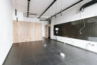 Dit handelsgelijkvloers van ca. 55 m² bevindt zich op een absolute toplocatie in Wilrijk-centrum, aan het drukste kruispunt van de gemeente...