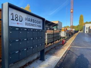 <strong>Te huur, KMO-unit/loods gelegen te industriezone Brakel!</strong><br /><br />Bent u zelfstandig of ondernemer en bent u op zoek naar een <strong>RUIME, PRAKTISCHE CASCO OPSLAGLOCATIE </strong>of een plaats om uw <strong>ZELFSTANDIGE ACTIVITEIT</strong> ruimte te geven en verder te ontwikkelen? Dan is deze <strong>NIEUWBOUW KMO-UNIT </strong>op <strong>STRATEGISCHE LIGGING </strong>in het 'Harboort Business Park' te industriezone Brakel <strong>IDEAAL </strong>voor wat u zoekt!<br /><br />De ruimte biedt <strong>TAL VAN MOGELIJKHEDEN</strong>. Zo kan deze unit zowel dienen als opslagruimte of heeft u de mogelijkheid dit naar eigen wensen af te werken! De unit omvat een ruime opslagruimte met een totaal oppervlakte van<strong> 209,4 m²</strong>, waardoor het uitermate geschikt is voor diverse doeleinden. De ruimte is uitgerust met een <strong>HOGE SECTIONAALPOORT (5m hoog)</strong>, wat de toegankelijkheid en functionaliteit verder optimaliseert. Daarnaast is een private wegenis aangelegd voor doorgaand verkeer en zijn er 2 privatieve parkeerplaatsen voor het gebouw ter beschikking.<br /><br /><strong>Extra troef:</strong> U heeft de mogelijkheid om unit 10 en 11 samen te huren! Er is een doorgang voorzien tussen beide units.<br /><br />Heeft u interesse of wilt u meer informatie?<br />Neem dan snel contact op met ons kantoor op <strong>055/30.92.90</strong> of op <strong>verhuur@nobels.be</strong>!<br /><br /><strong>Adres:</strong> Industrielaan 18D (unit 11) - 9660 Brakel<br />Onmiddellijk beschikbaar<br />Huurprijs: € 1255/maand