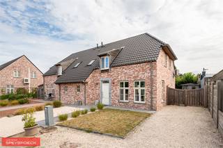 TE KOOP IN ASTENE :Heel goed gelegen mooie recente woning voorzien van airco en zonnepanelen, in de nabijheid van winkels, openbaar vervoer en...