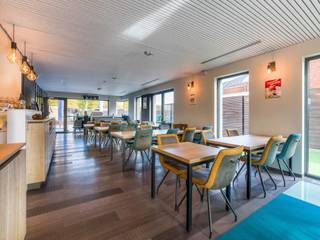 <p></p>
<h2><strong>Te koop: Prachtig handelspand met topligging en ongekende mogelijkheden </strong></h2>
<p>Dit uitzonderlijke handelspand biedt een unieke kans voor ondernemers die op zoek zijn naar <strong>ruimte, flexibiliteit en een strategische locatie</strong>. Gelegen vlakbij de autosnelweg <strong>E34 Eindhoven–Antwerpen</strong>, geniet dit pand van <strong>perfecte zichtbaarheid</strong> en <strong>veel passage</strong> – een absolute troef voor elke commerciële activiteit.</p>
<hr />
<h3><strong>Ligging en bereikbaarheid</strong></h3>
<ul>
<li>Directe aansluiting op de E34, ideaal voor klanten en leveranciers.</li>
<li>Centrale ligging tussen Eindhoven en Antwerpen.</li>
<li>Voldoende parkeergelegenheid achteraan het gebouw voor klanten en personeel.</li>
</ul>
<hr />
<h3><strong>Kenmerken van het pand</strong></h3>
<ul>
<li><strong>Vraagprijs:</strong> € 900.000</li>
<li><strong>Beschikbaar:</strong> Na akte</li>
<li><strong>Perceel:</strong> 1.042 m²</li>
<li><strong>Gebouw:</strong> 4 niveaus met een totale oppervlakte van ruim 750 m²</li>
<li><strong>Parkeren:</strong> Ruime private parking achteraan</li>
</ul>
<hr />
<h3><strong>Huidige indeling</strong></h3>
<ul>
<li>
<p><strong>Kelder (± 400 m²):</strong></p>
<ul>
<li>Funbowling</li>
<li>Gameruimte</li>
<li>Ontspanningsruimte</li>
<li>Horecagedeelte met professioneel uitgeruste keuken voor hapjes en drankjes</li>
</ul>
</li>
<li>
<p><strong>Gelijkvloers:</strong></p>
<ul>
<li>Momenteel uitgebaat als taverne</li>
<li>Geschikt voor seminaries, teambuildings, bedrijfsfeesten en evenementen</li>
</ul>
</li>
<li>
<p><strong>Eerste &amp; tweede verdieping:</strong></p>
<ul>
<li>Prachtig duplex appartement van ± 225 m²</li>
<li>Luxe afwerking, veel lichtinval</li>
<li><strong>Optioneel mee te verkopen</strong> (niet afzonderlijk beschikbaar)</li>
</ul>
</li>
</ul>
<hr />
<h3><strong>Troeven</strong></h3>
<ul>
<li><strong>Multifunctioneel:</strong> Horeca, evenementen, kantoor, praktijkruimte, kinderopvang, enz.</li>
<li>Alle niveaus zijn <strong>eventueel afzonderlijk verkoopbaar</strong></li>
<li>Mits kleine aanpassingen perfect geschikt voor tandartsenpraktijk, kiné, dokterspraktijk, kinderopvang of andere commerciële invulling</li>
<li>Strategische ligging met <strong>maximale zichtbaarheid</strong></li>
</ul>
<hr />
<h3><strong>Waarom kiezen voor dit pand?</strong></h3>
<p>Dit handelspand is niet alleen een gebouw, maar een <strong>commerciële opportuniteit</strong>. Dankzij de ruime indeling, de professionele infrastructuur en de uitstekende ligging, is dit de ideale plek om uw onderneming te vestigen en te laten groeien.</p>
<p>📞 <strong>Contacteer ons vandaag nog voor meer informatie of een bezichtiging!</strong><br />Mis deze unieke kans niet – dit pand is een investering in uw toekomst.</p>
<hr />
<p></p>