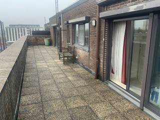 Zeer ruim appartement-penthouse op 6°verdieping,met 3 slpk,2 badk.,grote garage en berging(+25000€)groot terras vooraan en achteraan,inkomhal...