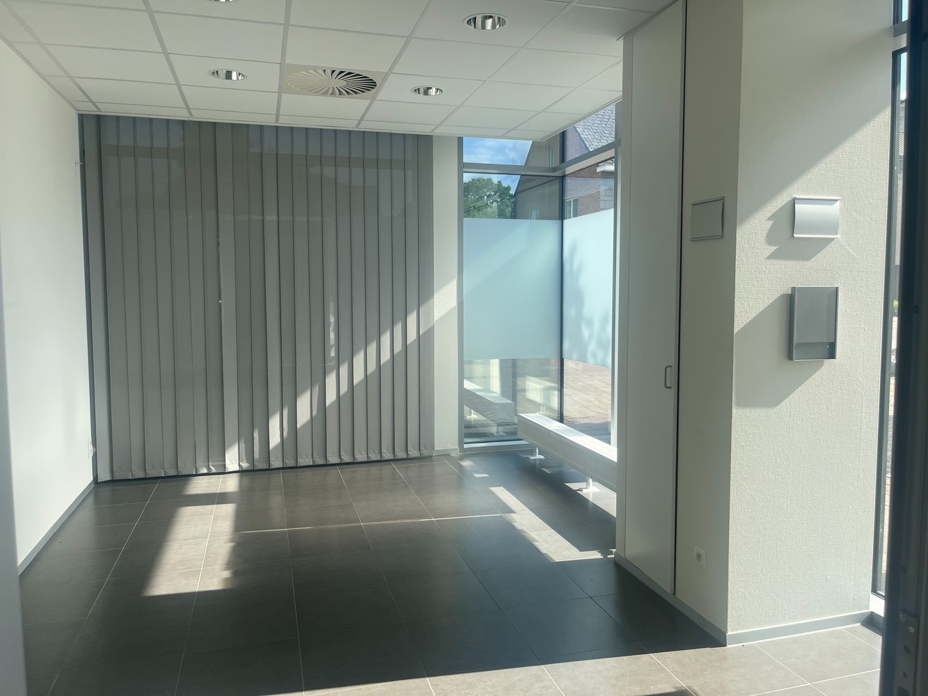 Gelijkvloers handelspand met tal van mogelijkheden in centrum Ham - foto 3