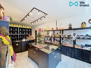 *** TE HUUR *** Edingen – Individuele handelsruimte van ca. 42 m² op een strategische locatie in het hart van de winkelstraat van Edingen. Dankzij de uitstekende zichtbaarheid en de grote passage van voetgangers en auto's biedt dit pand een uitstekende opportuniteit om uw professionele activiteit verder uit te bouwen of te vestigen.<br /><br />Het pand is als volgt ingedeeld: een commerciële hoofdruimte van ca. 33 m², een hal die toegang geeft tot een apart toilet en een kitchenette van ca. 5 m².<br /><br />Comfort: elektrische verwarming, alarmsysteem, geen gemeenschappelijke kosten.<br /><br />Huurprijs: € 550/maand<br />Onroerende voorheffing: € 80/maand ten laste van de huurder.<br /><br />Beschikbaar vanaf 01/09/2026.<br /><br />Contact: Julie op 0472.53.66.84 – julie.gaban@weinvest.be of op 02.355.42.20 – tubize@weinvest.be.