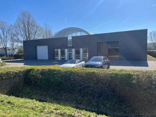 <p><strong>Type</strong>: Multifunctioneel bedrijfsgebouw</p>
<p><strong>Ligging</strong>: Boom, industriezone Krekelenberg</p>
<p><strong>Bereikbaarheid</strong>: Gunstig gelegen nabij de A12</p>
<p><strong>Perceeloppervlakte</strong>: ca. 4.665 m²</p>
<p><strong>Magazijnruimte</strong>: ca. 2.600 m²</p>
<p><strong>Vrije hoogte magazijn</strong>: ca. 6m onder dak</p>
<p><strong>Kantoor-/woonruimte</strong>: ca. 288 m²</p>
<p><strong>Toegang magazijn</strong>: 2 ruime sectionale poorten aan de straatzijde</p>
<p><strong>Parking</strong>: Ruime parking met plaats voor meerdere wagens</p>
<p><strong>Indeling</strong>: Mogelijkheid tot opsplitsing in maximaal 3 afzonderlijke units</p>
<p><strong>Potentieel</strong>: Interessant voor verhuur (investeringsopportuniteit)</p>