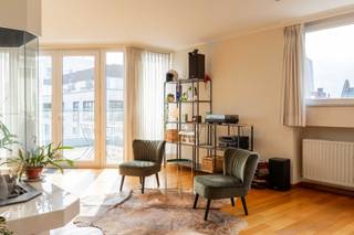 <strong>Exclusieve duplex met 2 slaapkamers in hartje Roeselare</strong><br />Dit prachtige duplexappartement op de 4de verdieping is afgewerkt met hoogwaardige materialen en biedt een royale woonoppervlakte van 200 m². Vanaf het ruime terras geniet u van een schitterend uitzicht op de stadskern van Roeselare. Een uniek appartement dat opvalt door zijn uitzonderlijke indeling en afwerking.<br /><br /><strong>Indeling</strong><br /><br />Eerste niveau: Bij binnenkomst wordt u verwelkomd in een stijlvolle inkomhal die leidt naar een lichtrijke, ruime leefruimte met diverse zithoeken en ontspanningsmogelijkheden. Het aansluitende, zuidoostelijk georiënteerde terras nodigt uit tot ontspannen in de zon. De moderne keuken is voorzien van een volledig uitgeruste ontbijthoek. Verder bevindt zich op dit niveau een gastentoilet.<br /><br />Tweede niveau: Een elegante trap brengt u naar de royale overloop op het bovenste niveau. Hier bevinden zich twee ruime slaapkamers, waaronder een luxe masterbedroom met op maat gemaakte dressing en een en-suite badkamer met ligbad en een dubbele wastafel in marmer. Daarnaast is er een tweede slaapkamer met ingebouwde kasten, een berging met douche en een apart toilet.<br /><br /><strong>Praktische informatie</strong>
<ul>
<li>Huurprijs: € 1000/maand</li>
<li>Extra kosten: € 50/maand voor syndicus</li>
<li>Beschikbaar vanaf: 01/12/2024</li>
</ul>
<br />Interesse? Neem gerust contact met ons op voor meer informatie of om een bezoek in te plannen. Wij staan met plezier voor u klaar om u te begeleiden in de zoektocht naar uw ideale woon- of investeringspand.<br />T. 051 62 40 40<br />