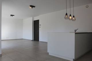 In het rustige Strijpen, vlak bij het centrum van Zottegem, bevindt zich dit instapklare gelijkvloerse appartement. Met twee ruime slaapkamers, twee terrassen, een ondergrondse autostaanplaats en energiezuinige voorzieningen biedt het appartement heel wat wooncomfort op een aangename locatie.<br /><br />Centraal bevindt zich de open en lichtrijke leefruimte met aansluitend de keuken. Vanuit de woonkamer heeft u rechtstreeks toegang tot het eerste terras, waardoor binnen en buiten mooi met elkaar verbonden worden.<br /><br />Het appartement beschikt verder over twee ruime slaapkamers, waarbij één slaapkamer rechtstreeks toegang biedt tot het tweede terras. Zo beschikt u aan beide zijden van het appartement over een aangename buitenruimte.<br /><br />De badkamer is uitgerust met zowel een ligbad als een afzonderlijke douche. Daarnaast zorgen de vloerverwarming en zonnepanelen voor extra comfort en een energiezuinige woonomgeving.<br /><br />Ook praktisch heeft het appartement heel wat te bieden. Een private autostaanplaats in de ondergrondse garage is inbegrepen. De aanwezige verlichting en verduistering blijven bovendien hangen, waardoor u het appartement meteen comfortabel kunt betrekken.<br /><br />De gemeenschappelijke kosten bedragen €55 per maand. Heeft u interesse? Dien dan eenvoudig uw bezoekaanvraag in via de website van Immo Francois. Wij nemen graag contact met u op om een bezoekmoment in te plannen.<br /><br />