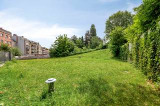 <p><span>Ben je op zoek naar een instapklaar appartement met een groot terras en een rustig,</span><span> groen zicht?</span><span> Of zoek je als investeerder een slimme en direct renderende vastgoedbelegging nabij Brussel?</span></p>
<p><span>Dan is dit recente appartement in residentie Albert perfect voor jou!</span><span> Dit pand is volledig vrij van gebruik en momenteel niet verhuurd,</span><span> waardoor iedereen alle vrijheid van handelen heeft voor zowel eigen bewoning als verhuur.</span></p>
<p><span>Het appartement is als volgt ingedeeld:</span><span> op de tweede verdieping,</span><span> vlot bereikbaar met de lift,</span><span> bevindt zich een inkomhal met een apart toilet.</span><span> De hal geeft uit op de lichtrijke leefruimte met een open uitgeruste keuken en een handige berging.</span><span>Aansluitend vind je het ruime terras aan de rustige achterzijde van het gebouw,</span><span> waar je geniet van een mooi uitzicht op het achterliggende groen.</span><span> Het appartement beschikt over een grote slaapkamer met een geïntegreerde dressing in dezelfde ruimte.</span><span> Als kers op de taart biedt deze kamer rechtstreekse toegang tot de badkamer met bad.</span></p>
<p><span>Het gebouw dateert van 2016 en bevindt zich in een uitmuntende staat van onderhoud met een zeer degelijke afwerking. </span><span>De ligging aan de Romeinse oprit biedt een uitstekende bereikbaarheid nabij openbaar vervoer,</span><span> invalswegen en de Brusselse rand.</span></p>
<p><span>EPC:</span><span> B → 69 kWh/m² jaar.</span><span> Stedenbouwkundige inlichtingen in aanvraag.</span><span> </span></p>
<p><span>Laat deze kans niet liggen en contacteer Mathias via 0478 70 96 49 of mathias.</span><span>e@weinvest.</span><span>be</span></p>