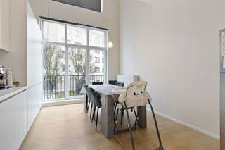 <p>Deze ruime en instapklare woning in de Kairostraat in Oostende biedt u comfortabel en praktisch wonen, verspreid over meerdere niveaus. Dankzij de doordachte indeling, overvloedige lichtinval en twee zonnige terrassen is dit de ideale woning voor wie op zoek is naar ruimte, privacy en een centrale ligging.</p><p> </p><p>Bij het betreden van de woning komt u binnen in een verzorgde inkomhal met ingebouwde bergruimte. Op het gelijkvloers bevindt zich een eerste slaapkamer met eigen badkamer (douche en toilet), ideaal als logeerkamer of voor inwonende kinderen. Achteraan vindt u nog een extra ruimte die perfect kan dienen als bureau of extra berging.</p><p> </p><p>Op de eerste verdieping ligt de gezellige leefkeuken met eetruimte, afgewerkt met een parketvloer voor een warme uitstraling. Hier geniet u van een balkon aan de voorzijde en een eerste terras aan de achterzijde. Op de tussenverdieping is een praktische wasruimte voorzien.</p><p> </p><p>De tweede verdieping herbergt de lichtrijke living met hoge ramen en een sfeervolle gas open haard, een plek waar het heerlijk vertoeven is. Op deze verdieping vindt u ook een gastentoilet.</p><p> </p><p>Op de derde verdieping bevinden zich twee volwaardige slaapkamers en een moderne badkamer, uitgerust met regendouche, toilet en lavabomeubel. Ook hier geniet u van een tweede, zonnig terras.</p><p><br />De woning is rustig gelegen in de Kairostraat, op een steenworp van het bruisende stadsleven van Oostende. Scholen, winkels, openbaar vervoer en ontspanningsmogelijkheden bevinden zich op wandel- of fietsafstand. Dankzij de nabijheid van belangrijke invalswegen bent u bovendien vlot verbonden met de rest van de stad en de kust.</p><p> </p><p><strong>TROEVEN</strong></p><p>+ Instapklare woning met 3 slaapkamers en 2 badkamers</p><p>+ Twee zonnige terrassen en balkon</p><p>+ Sfeervolle living met gas open haard en veel lichtinval</p><p>+ Praktische indeling met extra bureau- of bergruimte</p><p>+ Gunstige ligging nabij centrum, scholen en openbaar vervoer</p><p>+ Momenteel verhuurd, interessant als investering</p>