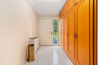 Deze charmante bungalowvilla bevindt zich in een rustige, groene omgeving, en ligt tegelijk centraal met winkels, scholen en invalswegen vlakbij...