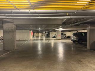 Deze vlot bereikbare autostaanplaats is gelegen nabij het centrum van Hasselt. Ideaal voor iemand die in de buurt woont of werkt. De parkeerplaats is praktisch en heeft een goede aansluiting naar de binnenstad of Singel via Sint-Truidersteenweg.De snelste manier om een bezoek te brengen aan deze autostaanplaats? Vraag je bezoek aan via de rode knop op onze website (www.dewaele.com)Telefonisch kunnen er geen afspraken gemaakt worden. Bij andere vragen kun je ons telefonisch contacteren via 011 30 50 50.Tot binnenkort.