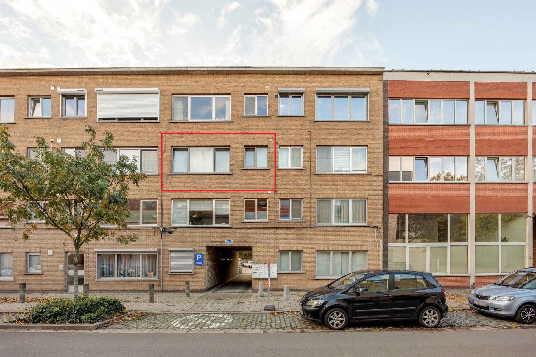 Een appartement op de tweede verdieping links met terras, autostaanplaats en garage. - foto 2