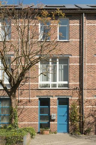 Gezellige rijwoning met tuin (NO gericht) op 5 minuten te voet van Dansaert en Sint-Kathelijne. In autovrije straat met ingang metro Graaf...