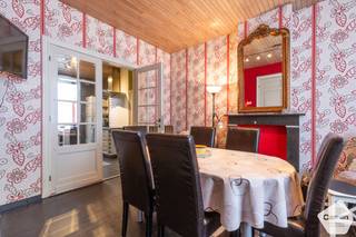 En entrant par le hall d’entrée, vous découvrez sur la droite un spacieux et lumineux séjour. Grâce à la grande fenêtre, cet espace de vie...