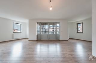 Op wandelafstand van het centrum van Puurs, inclusief het station met verbindingen naar Antwerpen, Mechelen en Sint-Niklaas, vinden we dit verzorgde en ruime appartement terug. <br /><br />De combinatie van een aangename ligging, verschillende buitenruimtes en een prachtige gemeenschappelijke tuin maakt dit een bijzonder aangename woonomgeving.<br /><br />Via de ruime inkomhal komen we terecht in de leefruimte, die dankzij de grote raampartijen geniet van een aangename lichtinval. Vanuit de leefruimte heb je rechtstreeks toegang tot het terras, ideaal om te genieten van een rustig moment in de buitenlucht.<br /><br />Aansluitend bevindt zich de volledig uitgeruste keuken, die praktisch aansluit op de leefruimte. Het appartement beschikt over twee volwaardige slaapkamers, één van de slaapkamers heeft als extra troef een eigen terras.<br /><br />Verder zijn er een praktische bergruimte en een gastentoilet aanwezig.<br /><br />Ook op vlak van bergruimte en parkeren biedt dit appartement heel wat comfort. Er is een ruime privatieve kelderberging en een ondergrondse autostaanplaats. Deze staanplaats biedt de mogelijkheid om een laadpaal te voorzien, wat het appartement ook naar de toekomst toe interessant maakt.<br /><br />Een absolute troef is de prachtig aangelegde gemeenschappelijke tuin, waar bewoners kunnen genieten van een groene en rustige omgeving.<br /><br />Ben je op zoek naar een volledig uitgerust appartement? <br />Contacteer ons gerust via bryann@julimmo.be of 0492 86 51 03.