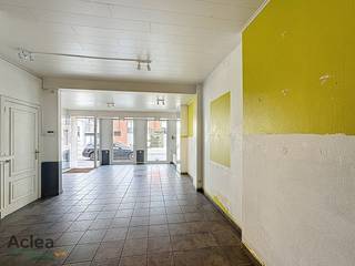 Ben je op zoek naar een handelsruimte met veel potentieel op een topligging in Eeklo? Dit gelijkvloers handelspand biedt je de perfecte kans om...