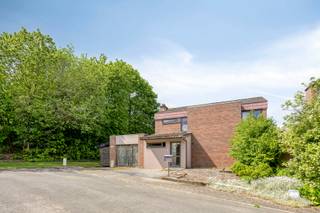 Bent u op zoek naar een woning met tal van mogelijkheden, gelegen op een uitzonderlijke locatie? Dan is deze charmante woning in Heverlee absoluut een bezoek waard.<br /><br />De woning bevindt zich in een rustige, doodlopende straat en is de laatste woning van de straat, wat zorgt voor extra privacy en een aangename woonomgeving. Naast de woning ligt natuurgebied, ideaal voor wie houdt van rust en groen. Tegelijk geniet u van een uiterst centrale ligging, vlakbij Imec, Gasthuisberg, scholen, openbaar vervoer en belangrijke invalswegen.<br /><br />Bij het betreden van de woning komt u in de inkomhal met apart toilet. De lichtrijke leefruimte sluit aan op de keuken en biedt tal van mogelijkheden om een gezellige leefomgeving te creëren. Op het gelijkvloers bevindt zich verder een slaapkamer/bureau, een badkamer en een praktische berging die ook dienst kan doen als garage.<br /><br />Op de eerste verdieping zijn er drie volwaardige slaapkamers en een tweede badkamer, wat deze woning bijzonder geschikt maakt voor gezinnen.<br />Buiten geniet u van een aangename tuin en terras waar u in alle rust kan ontspannen.<br /><br />Deze woning biedt bijzonder veel potentieel en kan volledig naar eigen smaak worden ingericht en gemoderniseerd. Dankzij de ruime indeling en de uitstekende ligging is dit de ideale gezinswoning.<br /><br />Interesse? Neem vandaag nog contact met ons op via 0474 386 393 of per e-mail: lotte@immogve.be voor meer informatie of het inplannen van een bezoek.