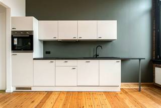 Knus en gezellig 1 –slaapkamer appartement op een centrale ligging!<br /><br />Onmiddellijk beschikbaar! <br /><br />De lichtrijke leefruimte is voorzien van een keuken met alle toestellen zoals oven, koelkast, keramisch kookplaat, dampkap en vaatwasser. De slaapkamer achteraan en tussenin de nieuwe badkamer met inloopdouche, lavabo en WC.<br /><br />De authentieke elementen zoals houten vloeren, hoge plafonds, sierschouw en grote raampartijen zijn behouden en geven het appartement een extra charmante uitstraling. <br />Lage maandelijkse kosten van € 105,00 voor het onderhoud van de gang en privé waterverbruik. Gas en elektriciteit met eigen meters. Overal dubbele beglazing. EPC waarde van 196 kWh.<br />Wees er snel bij en contacteer ons voor meer informatie.