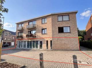 <p>Grâce à sa large façade dotée de grandes baies vitrées et à sa superficie brute de 136 m², ce bien commercial bénéficie d’une visibilité exceptionnelle ainsi que d’un abondant apport de lumière naturelle, créant un environnement de travail agréable et professionnel. Sa situation stratégique le long d’un axe très fréquenté garantit une excellente accessibilité et une forte visibilité commerciale.<br />L’un des principaux atouts de ce bien réside dans la présence d’au moins cinq emplacements de parking pouvant être utilisés par l’occupant, offrant un confort appréciable tant pour les collaborateurs que pour les visiteurs. De plus, le bien se situe à proximité immédiate des arrêts de bus et de la gare, assurant un accès aisé en transports en commun.<br />Le bien convient parfaitement pour des bureaux, professions libérales, cabinets ou autres activités de services. Conformément aux dispositions de l’acte de base, les activités horeca ainsi que les activités liées à l’alimentation ne sont pas autorisées.<br />Le bien est équipé d’un chauffage central au gaz avec radiateurs, d’une production d’eau chaude via un boiler et de châssis PVC à double vitrage, contribuant au confort et à la performance énergétique. Le bâtiment bénéficie de faibles charges communes.<br />N’hésitez pas à contacter Frederik pour une première visite sans engagement ou pour toute information complémentaire: frederik@immo-time.be</p>