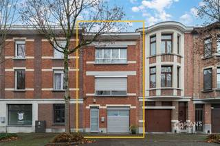 <p><span>Ruime bel-etage (217 m²) met 3 slaapkamers, 2 badkamers en tuin (85 m²) in Mortsel.</span></p><p><span> </span></p><p><span>In een eenrichtingsstraat nabij het centrum bevindt zich deze op te frissen bel-etage. De nabijheid van het centrum maakt dat je over een ruim aanbod aan scholen, winkels en openbare vervoersmogelijkheden op wandelafstand beschikt.</span></p><p><span> </span></p><p><span>Met een bewoonbare oppervlakte van maar liefst 217 m² biedt het pand een waaier aan mogelijkheden. Het dak is geïsoleerd en de ramen zijn voorzien van dubbele PVC-beglazing. De verwarming is op gas. </span></p><p><span> </span></p><p><span>Je komt binnen in de inkom-/traphal, die achteraan uitgeeft op een slaapkamer van 14 m² met aangrenzend een berging (9 m²). De rest van het gelijkvloers bestaat uit de inpandige garage (30 m²).</span></p><p><span> </span></p><p><span>Op de eerste etage situeert zich vooraan de lichtrijke woonkamer (32 m²) met aansluitend de aparte leefkeuken (16 m²) met bijkeuken en apart gastentoilet. Achteraan bevindt zich de veranda (11 m²) met trap naar de noord-west-georiënteerde tuin (85 m²). De bovenverdieping herbergt de 2 slaapkamers van 15 m² en 19 m². De kamer aan de achterzijde beschikt over een aangrenzende badkamer (3 m²) met zitbad/douche, wc en lavabo. De tweede badkamer (12 m²) is voorzien van een ligbad en douchecabine.</span></p><p><span> </span></p><p><span>Ben je op zoek naar een ruime woning met veel mogelijkheden? Mis deze kans niet! Bewoonbare opp. 217 m² ref.: bruto vloeropp. Voor meer info of een gratis schatting surf naar </span><span><span>www.hansimmo.be</span></span></p><p><span> </span></p>
