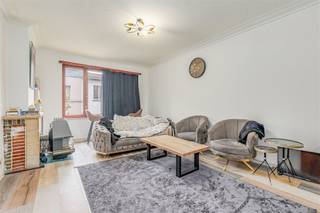 <p><span>Dit </span><span>verhuurd 2-slaapkamer appartement</span><span> is gelegen op een </span><span>centrale locatie in Antwerpen</span><span> aan de Van Kerckhovenstraat. </span></p><p><span>Het appartement is gelegen in een </span><span>kleinschalig gebouw </span><span>op de </span><span>2de </span><span>verdieping (geen lift). De ligging is ideaal op het vlak van winkels en openbaar vervoer. Het centrum van de stad, het Centraal Station van Antwerpen en Park Spoor Noord zijn op enkele minuten wandelen bereikbaar.</span></p><p><span>Het appartement </span><span>telt heel wat positieve kenmerken waaronder</span><span> </span><span>een oppervlakte van zo'n </span><span>59m² (cfr. EPC)</span><span> plus een </span><span>terras.</span></p><p><span> </span><span>Indeling</span></p><p><span>- inkomhal</span></p><p><span>- apart toilet</span></p><p><span>- ingemaakte kasten</span></p><p><span>- lichtrijke woonkamer en eetkamer</span></p><p><span>- geïnstalleerde keuken</span></p><p><span>- slaapkamer 1 </span></p><p><span>- slaapkamer 2 </span></p><p><span>- leuk terras </span></p><p><span>- badkamer</span></p><p><span> </span></p><p><span>Troeven</span></p><p><span>- zeer lage gemeenschappelijke kosten </span></p><p><span>- water, gas en elektra aparte meters</span></p><p><span>- centrale locatie vlakbij Antwerpen centrum en Centraal Station</span></p><p><span>- momenteel verhuurd voor 750 euro/maand - ideale investering !</span></p><p><span> </span></p><p><span>Ben jij geïnteresseerd in dit appartement vlakbij centrum Antwerpen, ben je op zoek naar ander vastgoed of wens je de waarde van jouw eigendom te kennen? Dan ben je bij BOLT immo aan het juiste adres! Wij helpen jou graag verder.</span></p><p><span> </span></p>