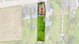 [[ DIT PAND NEEMT DEEL AAN DE ERA OPEN HUIZEN DAG OP 19/9 VAN 16:00 TOT 17:00 ]]
<h1><strong>Te koop in Meise: open bebouwing met 4 slaapkamers</strong></h1><p>Deze open bebouwing is centraal gelegen in Meise en combineert een praktische indeling met een landelijke omgeving. De woning beschikt over een ruim terras en een grote tuin met een prachtig open zicht over de velden, waar je in alle rust van het buitenleven geniet. Dankzij de vier slaapkamers, waarvan twee op het gelijkvloers, en de badkamer op het gelijkvloers biedt deze woning heel wat comfort en flexibiliteit. Bovendien zijn scholen, winkels, openbaar vervoer en belangrijke invalswegen vlot bereikbaar. Nabijgelegen gemeenten zoals Wolvertem, Grimbergen, Kapelle-op-den-Bos en Londerzeel zijn eveneens gemakkelijk bereikbaar.</p><p><br /></p><p><strong>Belangrijkste ruimtes:</strong></p><p>• Woonkamer met open haard en aangename lichtinval</p><p>• Keuken uitgerust met keramische kookplaat, koelkast en dampkap</p><p>• Vier slaapkamers (15 m², 14 m², 12 m² en 9 m²)</p><p>• Badkamer met inloopdouche, regendouche en dubbele wastafel</p><p>• Berging met aansluitingen voor wasmachine en droogkast</p><p>• Terras met open zicht over de velden</p><p><br /></p><p><strong>Troeven:</strong></p><p>• Groot terras en ruime tuin met prachtig open zicht over de velden</p><p>• Vier slaapkamers, waarvan twee en de badkamer op het gelijkvloers</p><p>• Centraal gelegen nabij scholen, winkels, openbaar vervoer en belangrijke invalswegen</p><p><br /></p><p><strong>Wens je een bezoek? Contacteer ERA LEUS &amp;amp; TOYE via 02/335.11.12 en plan een afspraak met Thierry Van Campenhout.</strong></p><p><br /></p><p><strong>JOUW DROOMHUIS. ZO GEVONDEN!</strong></p>