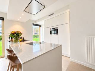 Instapklaar gelijkvloers nieuwbouwappartement met 3 slaapkamers, 2 badkamers en terras in Residentie Villa Karmel te Blankenberge<br /><br />Bent u op zoek naar een ruim, luxueus afgewerkt en volledig instapklaar nieuwbouwappartement in Blankenberge? Dan is dit prachtige gelijkvloersappartement in Residentie Villa Karmel zeker een bezoek waard.<br /><br />Bij het betreden van het appartement komt u terecht in de ruime inkomhal die toegang biedt tot de lichtrijke leefruimte. De gezellige woonkamer sluit aan op de volledig uitgeruste open keuken, voorzien van alle hedendaagse comfort en kwalitatieve toestellen.<br /><br />Aansluitend aan de keuken bevindt zich een ruime berging, ideaal voor extra voorraad en opslag. Daarnaast beschikt het appartement over een tweede berging in de nachthal, waar reeds een wasmachine en droogkast aanwezig zijn.<br /><br />Het appartement omvat drie volwaardige slaapkamers en twee stijlvolle badkamers. De eerste badkamer is uitgerust met een dubbele wastafel en een douchecabine. De tweede badkamer beschikt over een dubbele wastafel, een ruime inloopdouche en een toilet, wat zorgt voor extra comfort en gebruiksgemak.<br /><br />Vanuit het appartement heeft u toegang tot een privaat terras, waar u in alle rust kunt genieten van de buitenlucht. Bovendien kunnen bewoners gebruikmaken van de gemeenschappelijke tuin, een aangename extra troef binnen deze residentie.<br /><br />Dankzij de hoogwaardige afwerking, energiezuinige nieuwbouwtechnieken en doordachte indeling geniet u hier van maximaal wooncomfort in een moderne woonomgeving.<br /><br />Een bijkomende troef is dat het appartement volledig ingericht wordt aangeboden. De aanwezige meubels dienen verplicht te worden overgenomen voor een prijs van € 14.000 (gedetailleerde inventaris beschikbaar op aanvraag). Hierdoor is het appartement volledig instapklaar en onmiddellijk klaar voor gebruik.<br /><br />Een unieke opportuniteit voor wie op zoek is naar een ruim en kwalitatief nieuwbouwappartement op een uitstekende locatie aan de Belgische kust.<br /><br />Beschikbaarheid: 01/03/2027<br /><br />Aarzel niet en plan vandaag nog uw bezoek!<br /><br />Provisie algemene kosten: €75/maand.<br /><br />