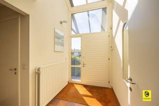 <p><span>Ruime instapklare villa in hartje Aartselaar.</span></p><p><span>Ontdek deze goed onderhouden villa op een perceel van 831 m², waar comfort en stijl perfect samenkomen. Met een bewoonbare oppervlakte van 312 m² (volgens EPC-attest) biedt deze woning met vier slaapkamers en een bureau volop ruimte om te wonen, werken en te ontspannen. </span></p><p><span>De locatie maakt de woning compleet vermits het dorp van Aartselaar op wandelafstand gelegen is en u tevens een zeer vlotte verbinding heeft  naar zowel de A 12 als naar de E 19.</span></p><p><span>Het kindvriendelijke karakter van deze wijk met gemeentelijke speeltuin en doodlopende straten biedt alvast een extra troef. Verschillende scholen bevinden zicht op een boogscheut van deze woning. </span></p><p><span>Indeling van deze lichtrijke villa:</span></p><p><span>Gelijkvloers</span><span><br />Bij binnenkomst valt meteen de ruime, lichtrijke leefruimte op. De woonkamer met open haard straalt warmte uit en gaat naadloos over in de eetkamer en de gesloten keuken. Dankzij de grote ramen geniet u van een prachtig uitzicht op de gezellige tuin en een overvloed aan natuurlijk licht. De volledig uitgeruste keuken beschikt over een microgolf en warmelucht oven,  koelkast, vaatwasmachine en dubbele spoelbak. Naast de keuken vindt u de praktische bijkeuken. Verder zijn er een berging,  dubbele garage, gasten toilet en een bureaukamer ideaal voor wie van thuis uit werkt.</span></p><p><span>Eerste verdieping</span><span><br />De eerste verdieping omvat vier slaapkamers waarvan de hoofdslaapkamer voorzien is van airconditioning. De ruime badkamer beschikt over een ligbad, dubbele lavabo en aparte douche. Deze badkamer kan opgedeeld worden in 2 afzonderlijke badkamers. </span></p><p><span>Tuin en oprit</span><span><br />De tuin nodigt u het hele jaar door uit om van het buitenleven te genieten. Bovendien biedt deze veel privacy." De oprit biedt plaats aan twee wagens.</span></p><p><span>Kelder:</span></p><p><span>De woning heeft een kelder en kruipkelder. </span></p><p><span>Locatie</span><span><br />Gelegen in een doodlopende straat , op wandelafstand van het centrum van Aartselaar. Ook de verbindingen naar de A12 en E19 zijn uitstekend.</span></p><p><span> </span></p><p><span>Renovaties in 2011</span></p><ul><li><span>Nieuw dak </span></li><li><span>Vernieuwde verwarmingsketel </span></li><li><span>De meeste ramen vernieuwd </span></li><li><span>Badkamer vernieuwd</span></li></ul><p><span>Extra voordelen</span></p><ul><li><span>Instapklare lichtrijke villa </span></li><li><span>Mooie, uitnodigende tuin met veel privacy.</span></li></ul><p><span> </span></p><ul><li><span>AAA-locatie in Aartselaar </span></li><li><span>4 slaapkamers + bureaukamer + 2 badkamers</span></li><li><span>Dubbele garage en ruime oprit </span></li><li><span>EPC: B </span></li><li><span>Betonconstructie </span></li><li><span>Bewoonbare oppervlakte van 312 m²  (volgens EPC-attest)</span></li><li><span>perceel oppervlakte van 831 m² </span></li></ul><p><span>Deze villa combineert ruimte, comfort en een toplocatie een unieke kans voor gezinnen die op zoek zijn naar een warme en lichtrijke thuisbasis in Aartselaar.</span></p><p><span> </span></p><p><span> </span></p>