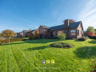 <strong>VRIJSTAANDE WONING MET 3 SLAAPKAMERS OP EEN PERCEEL VAN 16A80CA TE MOLENBEERSEL.</strong><br /><br /><strong>TROEVEN</strong><br />- Rustige ligging.<br />- Kortbij Nederlandse grens. <br />- Instapklaar.<br />- Rolluiken.<br />- Energielabel B.<br />- Zonnepanelen. <br />- Gezellige, grote tuin.<br /><br /><strong>KELDERVERDIEPING</strong><br />- Kelderruimte (3,45m x 3,70m = 12,77m²): aansluiting wasmachine en droogkast, grondwaterpomp, tegelvloer.<br />- Inpandige garage (4,30m x 9,80m = 42,14m²): CV-ketel, tegelvloer.<br /><br /><strong>GELIJKVLOERS</strong><br />- Inkomhal (4,60m x 2,60m = 11,96m²): tegelvloer.<br />- Woonkamer ((8,40m x 4,00m) + (3,00m x 2,40m) = 40,80m²): houthaard, tegelvloer.<br />- Keuken (4,50m x 3,00m = 13,50m²): onder- en bovenkasten, lades, inductiekookplaat, dampkap, combi-oven, koelkast, vaatwasser, tegelvloer.<br />- Toilet (1,60m x 0,90m = 1,44m²): toilet, spoelbakje, parkettegel.<br />- Badkamer (3,80m x 2,90m = 11,02m²): inloopdouche, dubbele spoelbak, lades, kolomkast, handdoekradiator, inbouwkasten, parkettegel.<br /><br /><strong>VERDIEPING +01</strong><br />- Overloop.<br />- Slaapkamer 1 (3,70m x 3,80m = 14,06m²): laminaatvloer.<br />- Slaapkamer 2 (3,00m x 2,60m = 7,80m²): inbouwkast, laminaatvloer.<br />- Slaapkamer 3 (3,70m x 4,00m = 14,80m²): inbouwkast, laminaatvloer.<br /><br /><strong>VERDIEPING +02</strong><br />- Bergzolder: vloerisolatie.<br /><br /><strong>EXTERIEUR</strong><br />- Groot terras waarvan een gedeelte overdekt met inbouwspots.<br />- Prieeltje.<br />- Vijver.<br />- Tuinhuis.<br />- Werkplaats met overdekt terrasje.<br />- Omheinde tuin. <br /><br />Bekijkt u deze advertentie via een aanverwante vastgoedsite, surf dan zeker naar onze website www.N78vastgoed.be voor een uitgebreide beschrijving en foto's. Meer info: +32 (0)89 86 18 88 of info@N78vastgoed.be.