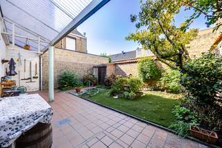 Dit VERRASSEND HOEKPAND geniet van een uitstekende ligging vlak bij het centrum van Brugge en biedt heel wat mogelijkheden. Met een GARAGE, TUIN, drie slaapkamers en een ruime zolder beschikt de woning over een stevige basis voor wie op zoek is naar een woning met karakter en potentieel.<br />De indeling: inkomhal met gastentoilet, twee aangename leefruimtes, waarvan één voorzien is van een aparte toegangsdeur. Deze biedt dan ook ev mogelijkheden als commerciële ruimte, BUREAU of PRAKTIJK. Keuken, drie slaapkamers, badkamer en een ruime zolder, waar nog een extra kamer kan worden ingericht.<br />De woning beschikt over een grote GARAGE (ook met zolder!) en een zonnig TUINTJE met TERRAS.<br />PRAKTISCHE LIGGING: op korte afstand van het centrum van Brugge en nabij supermarkt, bakker en slager.<br />De woning dient gerenoveerd te worden om te voldoen aan het hedendaagse wooncomfort, maar heeft een aangename karaktervolle indeling en is momenteel zeer goed onderhouden. EPC 693 kWh/m² UC3958973