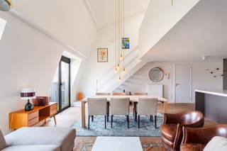 Heerlijk gelegen langs de vernieuwde staddiensten in het monumentale gebouw van ‘ Den Bell ‘ en dus op wandelafstand van het Zuid vinden we...
