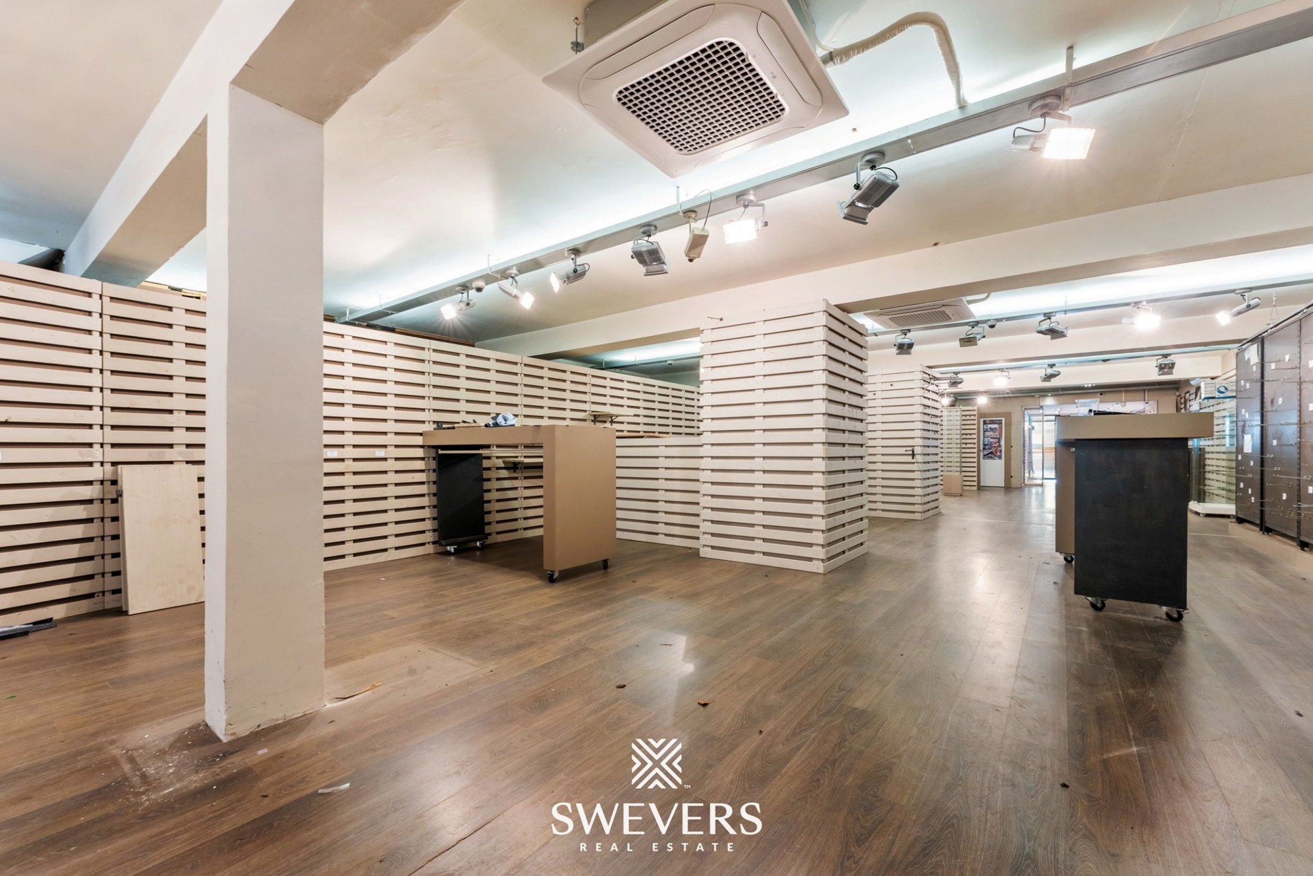 Uitzonderlijke mooi gelegen en ruime (391m²) handelsruimte in het volle centrum van Leopoldsburg - foto 4