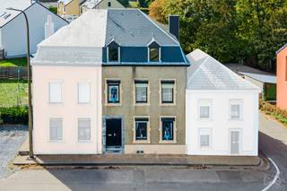 <p>We Invest Sud-Luxembourg stelt u met plezier deze aangename rijwoning voor, die ruime volumes en een uitstekend inrichtingspotentieel biedt. Deze woning, gelegen aan de Route de Bastogne 418, zal gezinnen aanspreken die op zoek zijn naar een ruime, functionele en aanpasbare woning.</p>
<p>Bij binnenkomst valt de woning meteen op door haar hoge plafonds en royale ruimtes, die een aangenaam gevoel van ruimte creëren. Ze bestaat uit een woon- en eetkamer, een volledig uitgeruste keuken, drie slaapkamers, een bureau, een douchekamer en twee toiletten.</p>
<p>Een belangrijke troef van de woning is de inrichtbare zolder van meer dan 60 m². Deze ruimte biedt bijzonder interessante mogelijkheden en kan, afhankelijk van uw behoeften, worden ingericht als ouderlijke suite, extra slaapkamers, ontspanningsruimte, kantoor of speelkamer. Deze bijkomende oppervlakte maakt het mogelijk om de woning eenvoudig te laten meegroeien met uw toekomstige wensen.</p>
<p>Aan de achterzijde geniet u van een aangenaam perceel van meer dan 200 m². Deze buitenruimte biedt tal van mogelijkheden voor de aanleg van een terras, een tuin of een gezellige ontspanningsplek.</p>
<p>De woning beschikt eveneens over een garage met smeerput, een bijzonder gewaardeerde voorziening voor liefhebbers van automechanica. Daarnaast is er een bijgebouw dat momenteel als werkplaats wordt gebruikt, aangevuld met een extra opslagruimte op de verdieping met betonnen vloer. Dit geheel vormt een echte meerwaarde voor doe-het-zelvers, zelfstandigen of personen die over materiaal beschikken en extra opslagruimte zoeken.</p>
<p>Technische kenmerken: PEB-label C, conforme elektrische installatie, ramen met dubbele beglazing, centrale verwarming op stookolie, aangevuld met een houtkachel, hoge plafonds en talrijke opbergruimtes.</p>
<p>Deze woning biedt royale volumes, een aanzienlijk inrichtingspotentieel en talrijke praktische bijgebouwen, gecombineerd met een aangename tuin aan de achterzijde. Een veelzijdig pand dat zeker uw aandacht verdient, zowel voor gezinsbewoning als voor wie het toekomstige potentieel van de woning optimaal wil benutten.</p>
<p>Voor meer informatie of om een bezichtiging te plannen:</p>
<p>📞 +32 (0)63 33 00 69 – 📧 sud.luxembourg@weinvest.be</p>