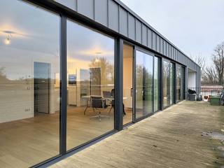 Lily Boeykensstraat 3: Modern penthouse gelegen op rustige site met indeling als volgt: 

Inkomhal met vestiaire en toilet, lichtrijke leefruimte met open keuken, berging met aansluiting wasmachine, 2 slaapkamers.
Zeer ruim terras, deze zal nog opgeknapt worden. 
Ondergrondse staanplaats inbegrepen in de huurprijs

€1200 + €100 (exclusief EGW)
Onmiddellijk beschikbaar