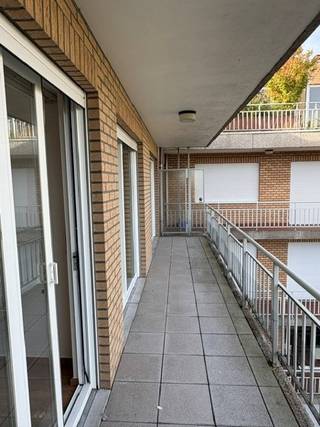 Op zoek naar een ruim &amp; comfortabel appartement op een uitstekende ligging in Berchem? Dit aangename appartement op de 5de verdieping (met lift)  combineert een rustige woonomgeving met een vlotte bereikbaarheid en alle voorzieningen binnen handbereik.<br /><br />Het appartement beschikt over o.a. over een ruime inkomhal, drie slaapkamers, een lichtrijke woonkamer, een praktische berging met aansluitingen voor wasmachine/droogkast en een uitgeruste keuken.<br />Achteraan geniet je van een uitzonderlijk groot terras dat zich uitstrekt over de volledige breedte van de drie slaapkamers. Er is ook een tweede terras aanwezig aan de leefruimte.<br /><br />De badkamer is praktisch ingericht met een dubbele lavabo, bad/ douche en toilet.<br />Daarnaast is er nog een afzonderlijk gastentoilet.<br /><br />Er is ook een privatieve kelderberging die ter beschikking wordt gesteld.<br /><em>Maandelijkse provisie van 150 euro (water is gemeenschappelijk).</em><br /><br />Bij interesse gelieve contact op te nemen met Alexander op volgend nummer: 03/369.23.36