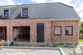 In het charmante Pervijze vinden we deze landelijke halfopen bebouwing terug.Dankzij de ligging in een rustige, kindvriendelijke verkaveling is de...